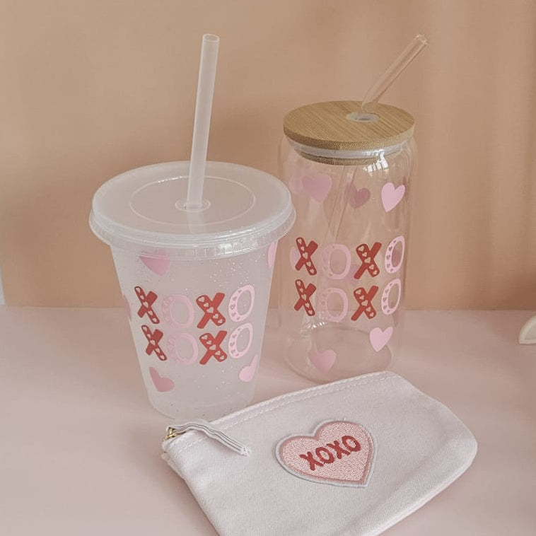 XOXO Iced Coffee Trinkbecher aus BPA-freiem Kunststoff mit Glitzer und Strohhalm für kalte Kaffeegetränke