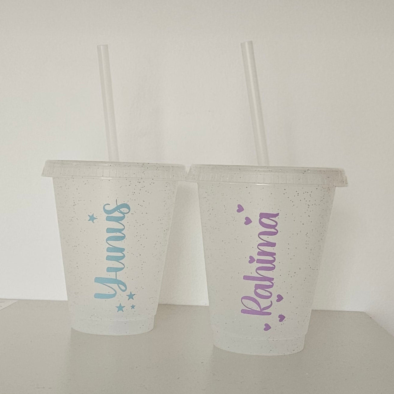 Stylischer Glitzer-Trinkbecher mit Strohhalm & Vinyl-Sticker. BPA-frei, 500 ml, ideal für Kinder, Schule & Alltag. Perfekt für Geschenkboxen.