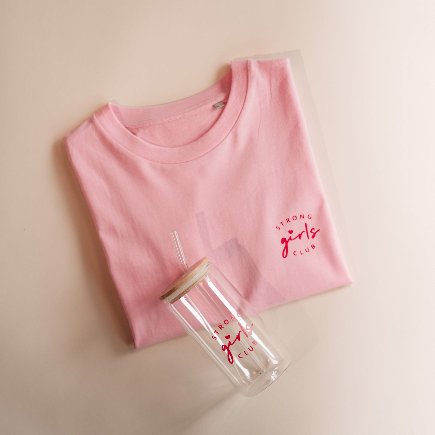 Strong Girls Club Set mit T-Shirt aus Bio-Baumwolle und Glas mit Glasstrohhalm – Geschenk für starke Frauen