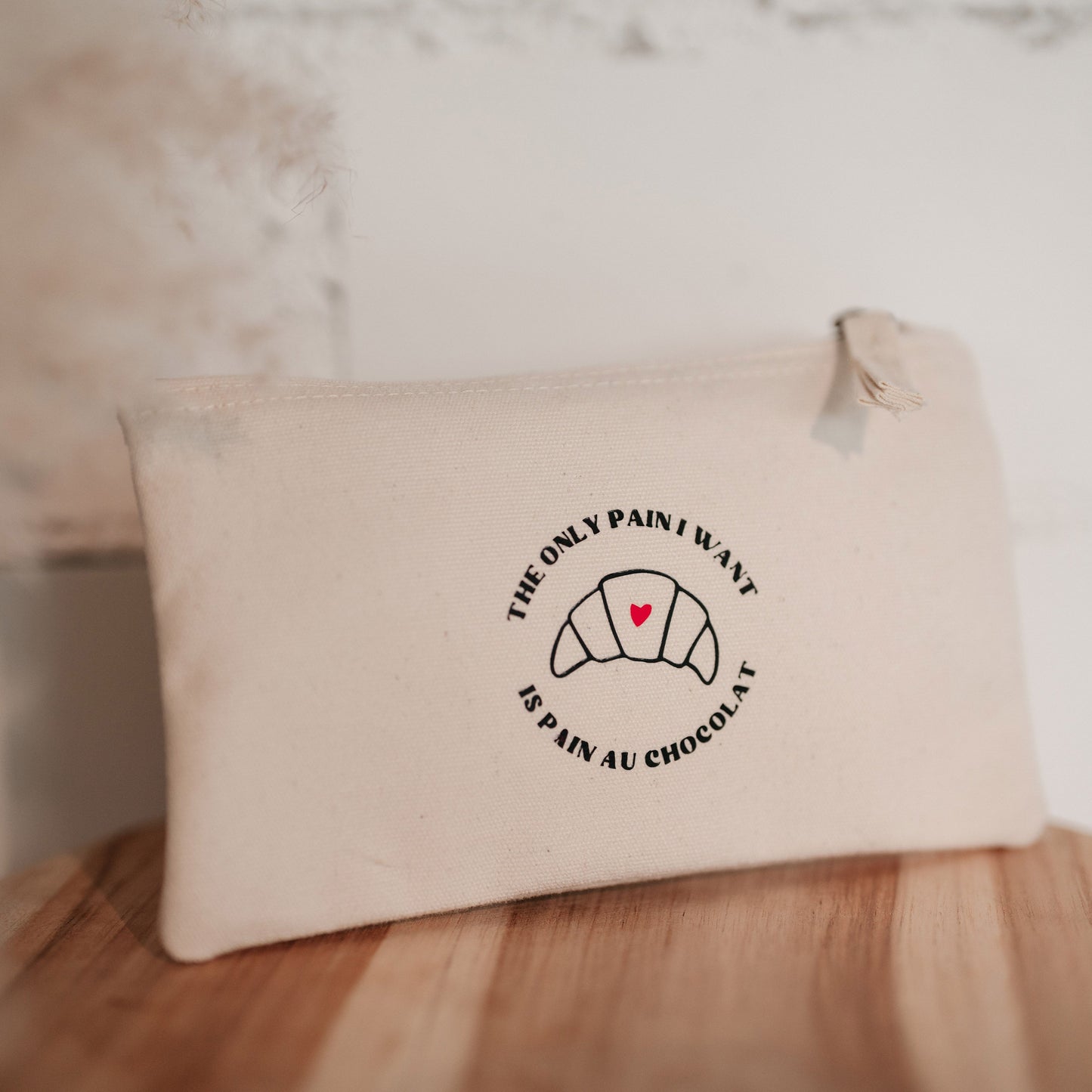 All the Pain I Need Is Pain Au Chocolat Kosmetiktäschchen (Gr. S)