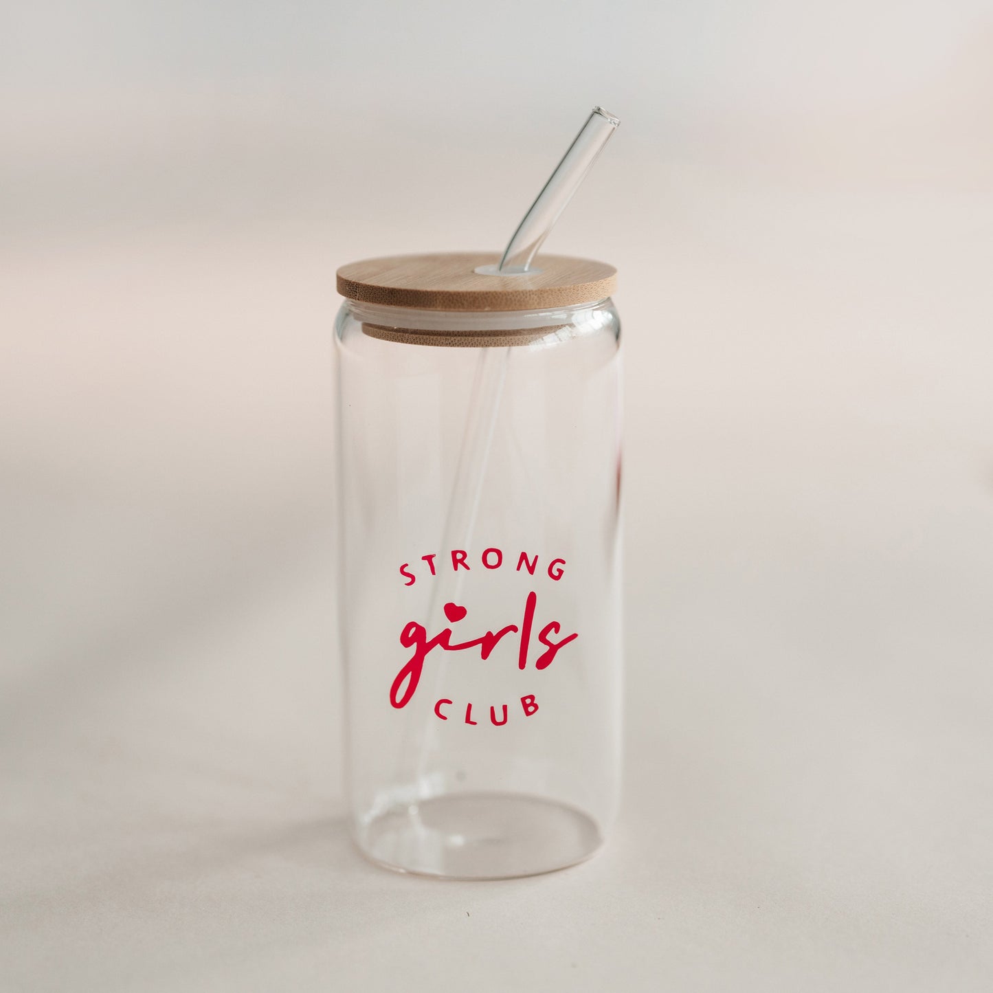 Trinkglas mit Glasstrohhalm und Aufdruck Strong Girls Club – Geschenkidee für Frauen und Mamas