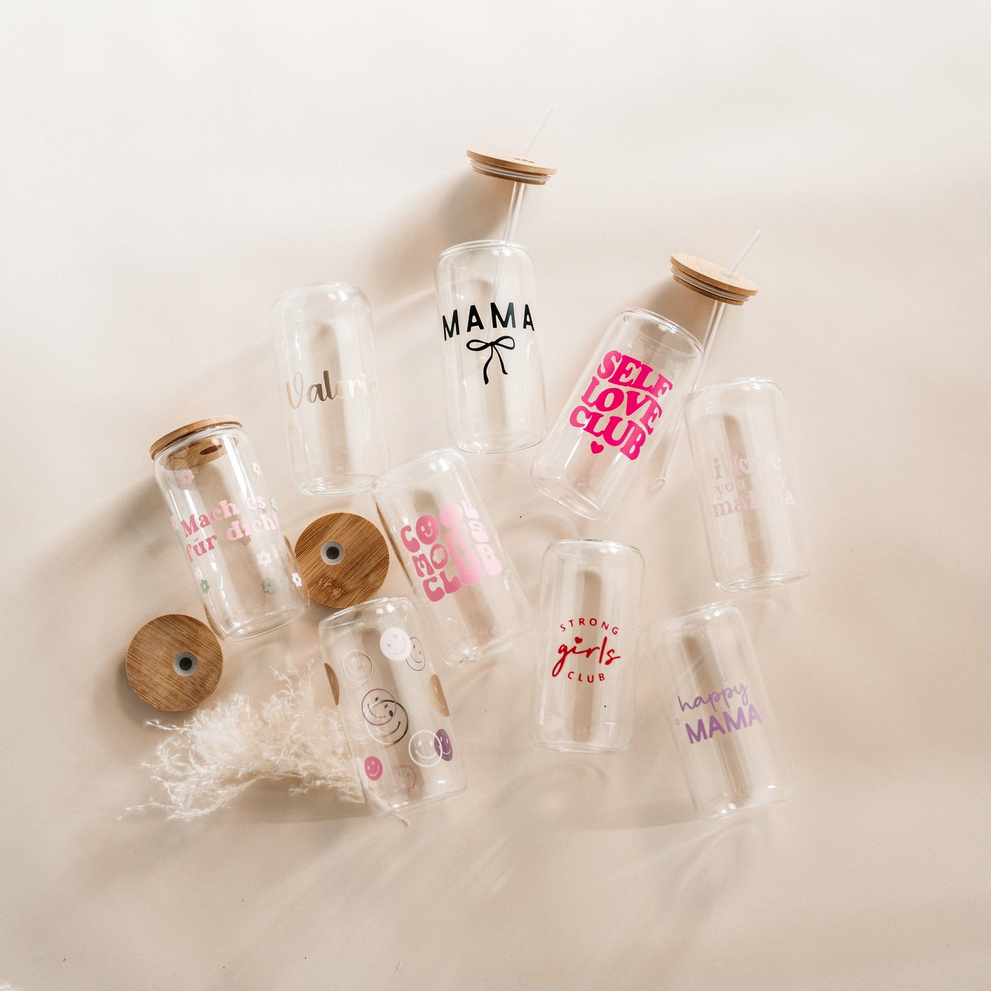 Trinkglas mit Glasstrohhalm und Aufdruck „Cool Moms Club“ – stylisches Glas für Mamas, ideal für Iced Coffee, Smoothies & als nachhaltiges Geschenk.