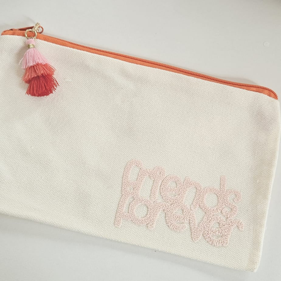 Cremefarbene Kosmetiktasche mit Friends Forever Design als Geschenk für beste Freundin und Self Care Accessoire.