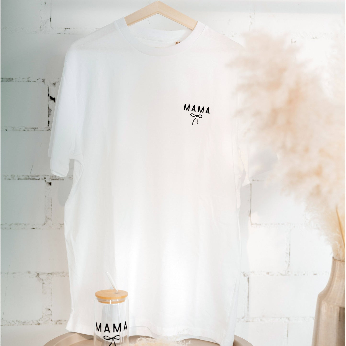 Mama Shirt mit Schleife aus 100 % Bio-Baumwolle, handgemacht, soft & stylisch, perfekt für Self-Care & Mamas.