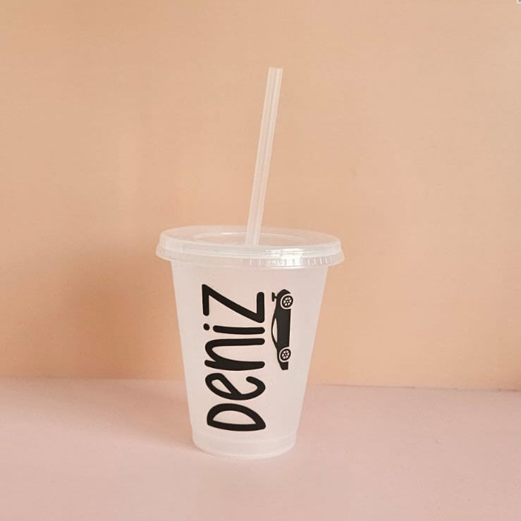 Personalisierter Trinkbecher aus Kunststoff mit Strohhalm, bedruckt mit dem Namen Deniz und einem Rennauto-Motiv.