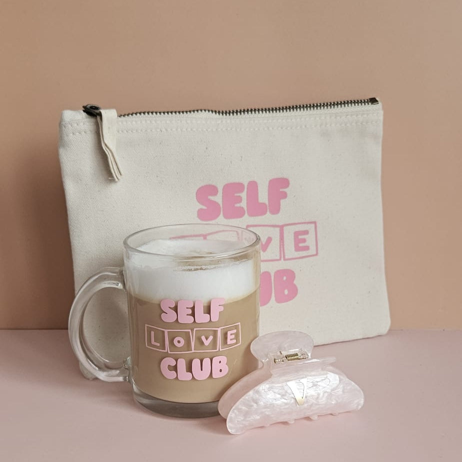Self Love Club Set bestehend aus Glastasse mit Aufdruck und personalisierter Haarspange mit Wunschbuchstaben