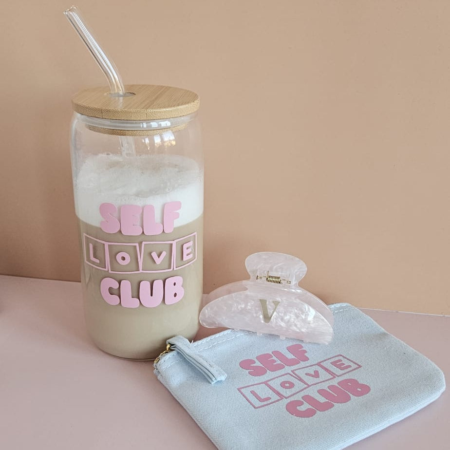 Self Love Club Geschenkset mit Trinkglas, pastellfarbenem Täschchen und personalisierter Haarspange