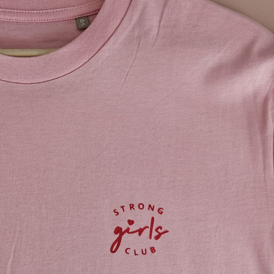 „Strong Girls Club Set mit T-Shirt aus Bio-Baumwolle und Glas mit Glasstrohhalm – Geschenk für starke Frauen