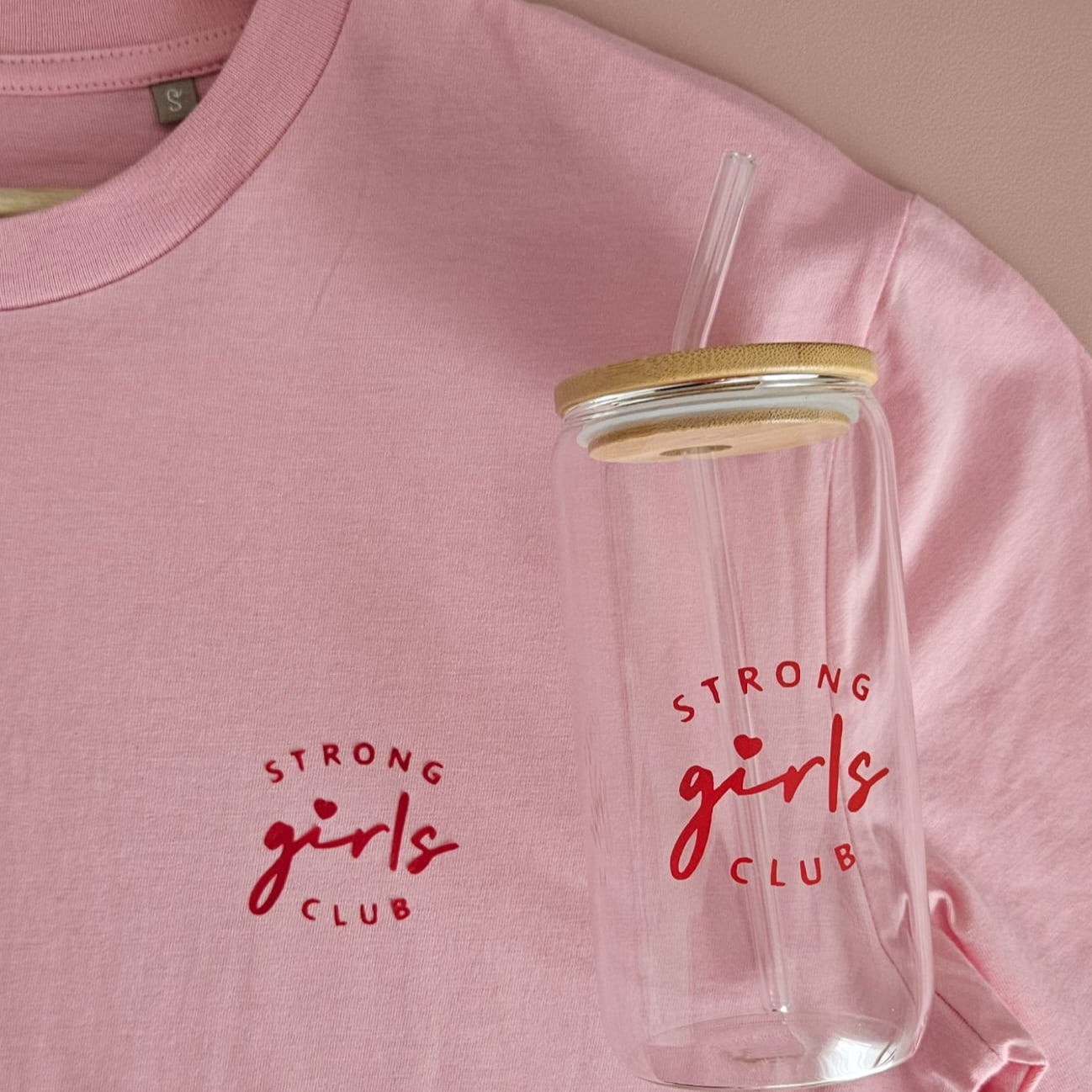 Strong Girls Club Set mit T-Shirt aus Bio-Baumwolle und Glas mit Glasstrohhalm – Geschenk für starke Frauen