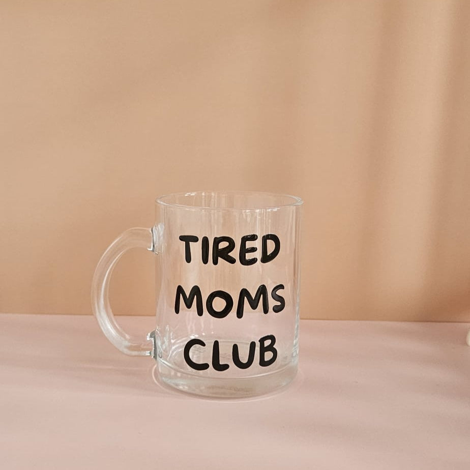 Tired Moms Club Glastasse aus Glas, UV‑DTF bedruckt, 300 ml, perfekt für Kaffee, Tee oder heiße Schokolade.