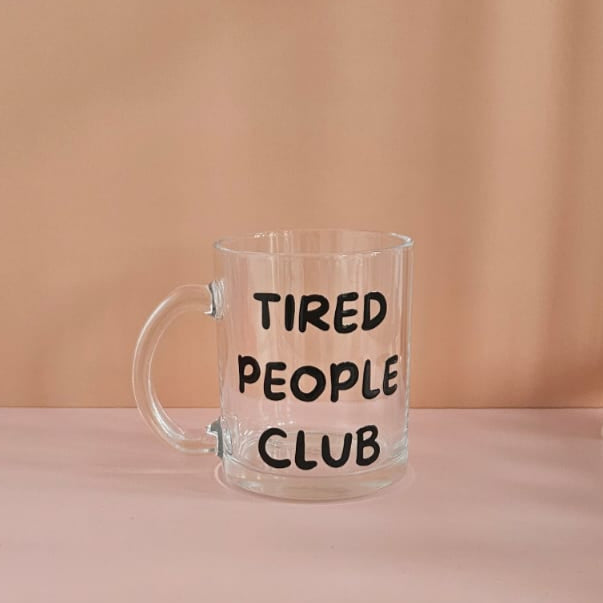 Tired People Club Glastasse aus Glas, UV‑DTF bedruckt, 300 ml, perfekt für Kaffee, Tee oder heiße Schokolade.