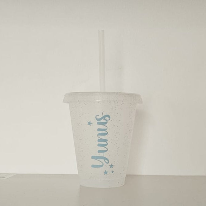 Stylischer Glitzer-Trinkbecher mit Strohhalm & Vinyl-Sticker. BPA-frei, 500 ml, ideal für Kinder, Schule & Alltag. Perfekt für Geschenkboxen.