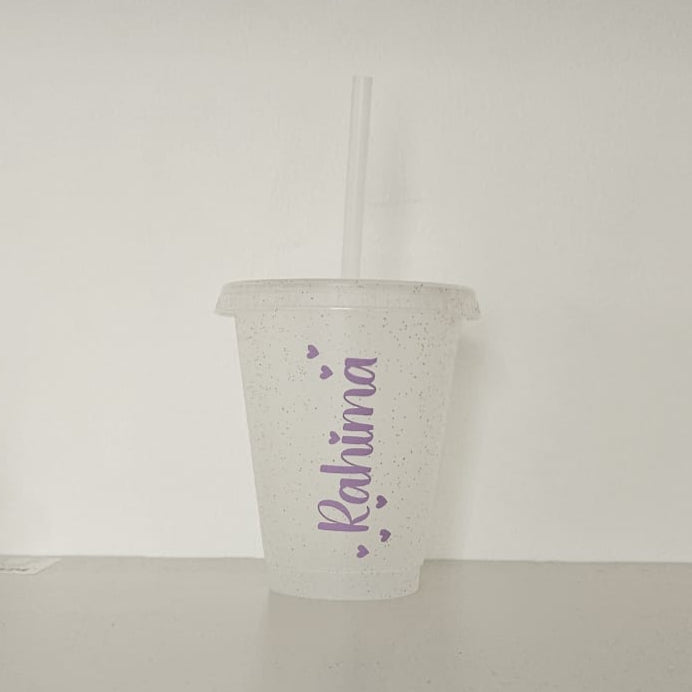 Stylischer Glitzer-Trinkbecher mit Strohhalm & Vinyl-Sticker. BPA-frei, 500 ml, ideal für Kinder, Schule & Alltag. Perfekt für Geschenkboxen.