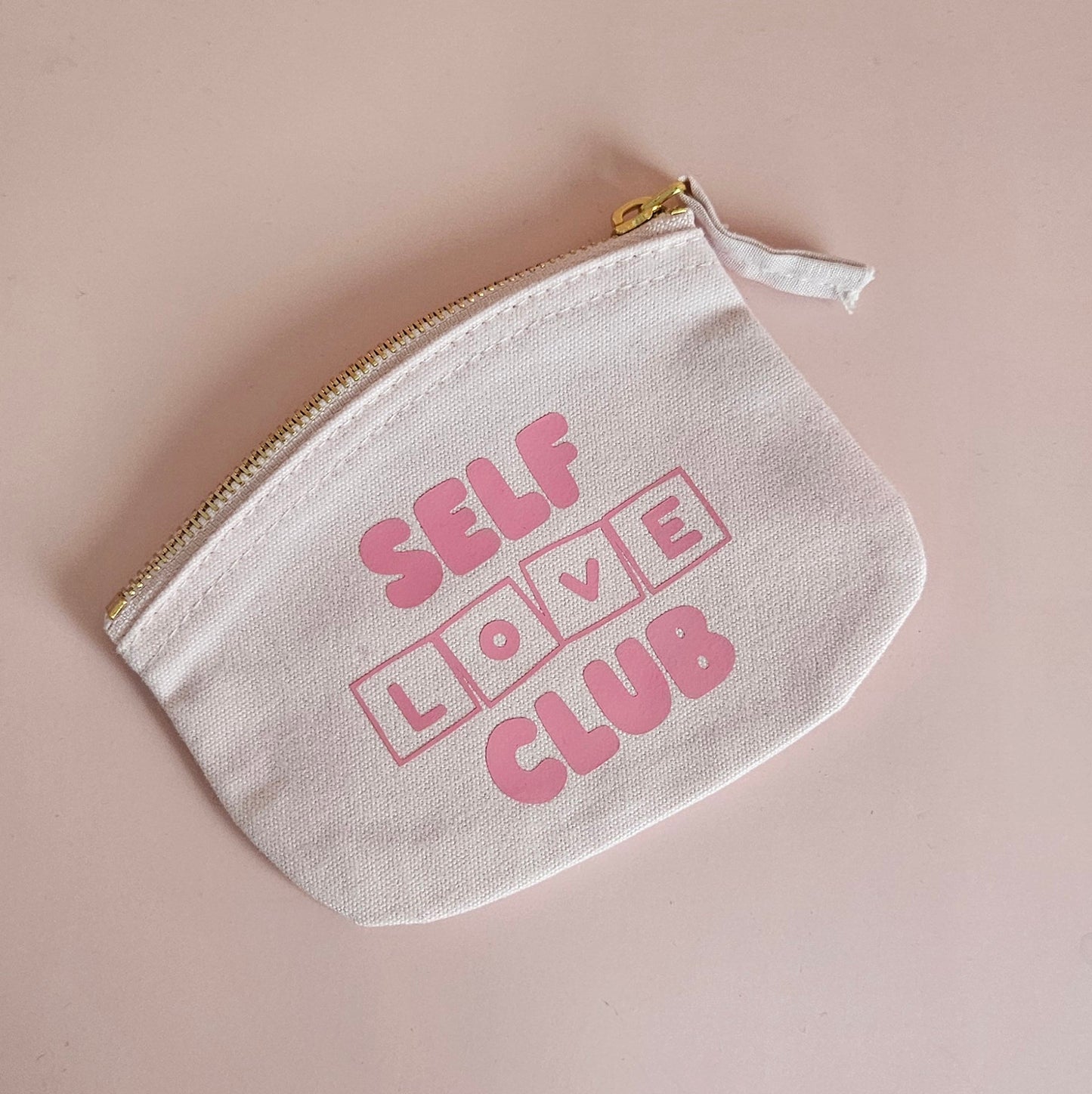Self Love Club Geschenkset mit Trinkglas, pastellfarbenem Täschchen und personalisierter Haarspange