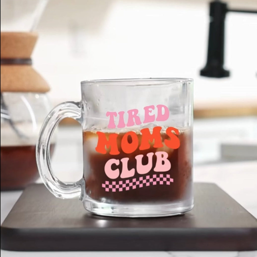 Tired Moms Club Glastasse aus Glas, UV‑DTF bedruckt, 300 ml, perfekt für Kaffee, Tee oder heiße Schokolade - Oh Mifeli