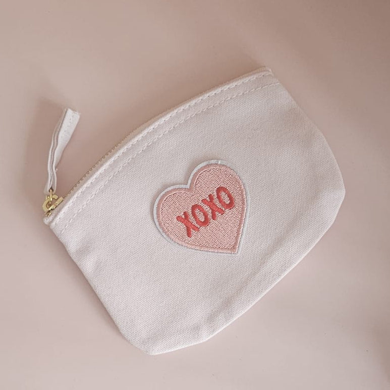 XOXO Geschenkset mit Glitzer Iced Coffee Trinkbecher und kleinem Täschchen für Mama-Alltag und unterwegs