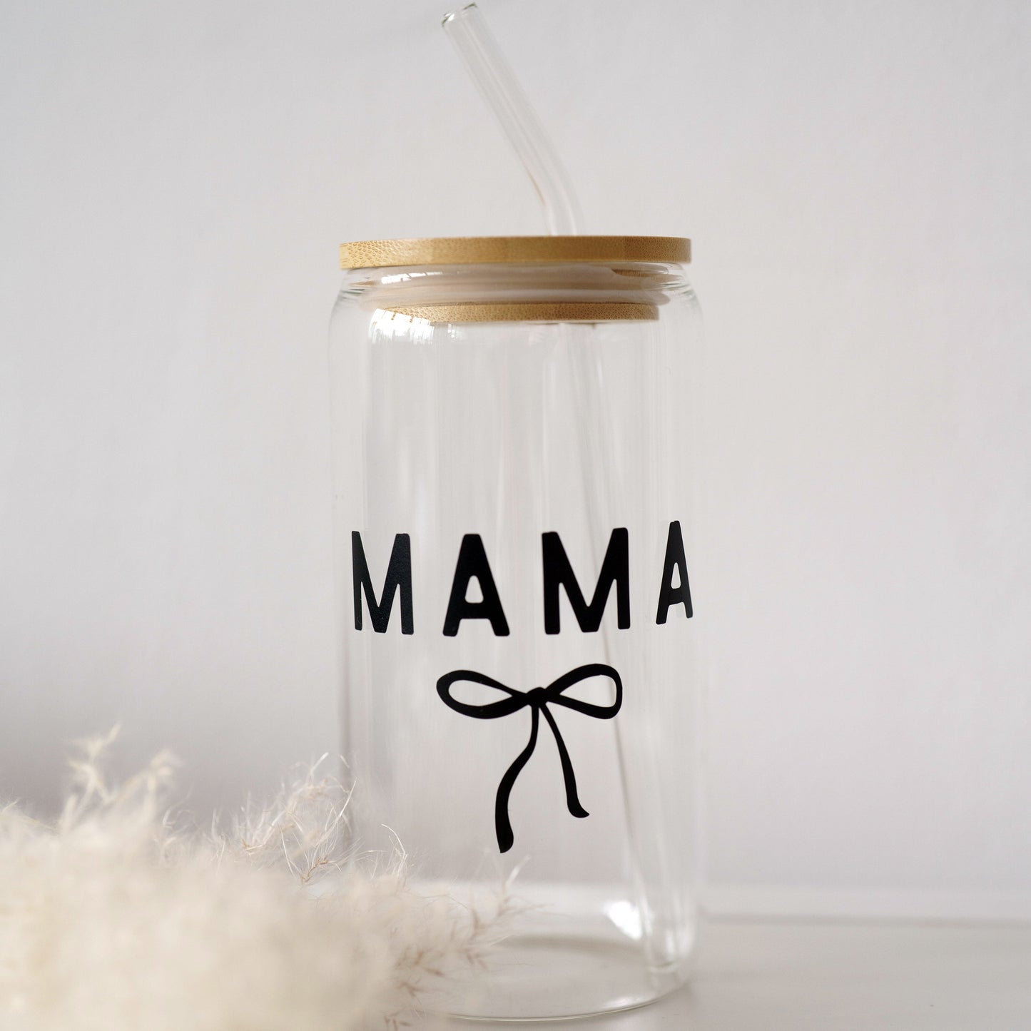 Trinkglas mit Aufdruck „mama“ und Schleife, inklusive Glasstrohhalm – liebevoll & nachhaltig