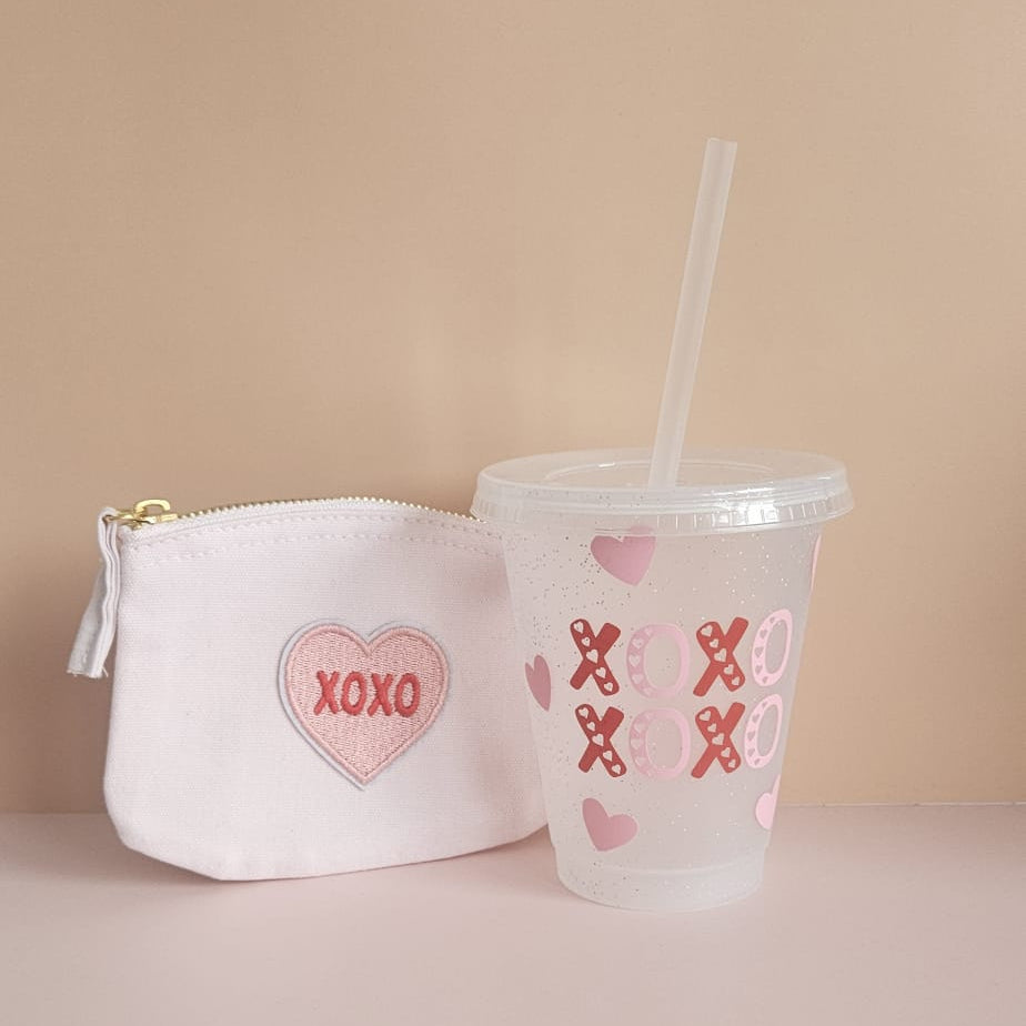 XOXO Geschenkset mit Glitzer Iced Coffee Trinkbecher und kleinem Täschchen für Mama-Alltag und unterwegs