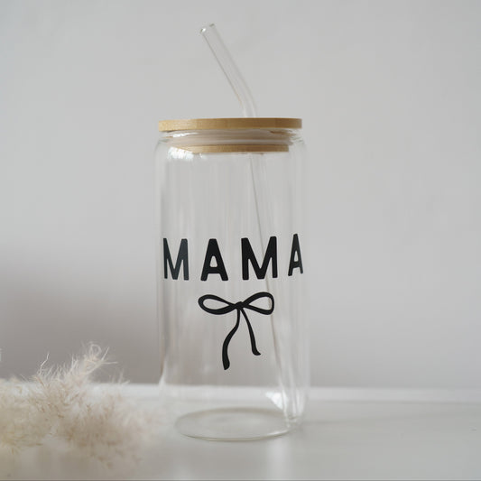 Trinkglas mit Aufdruck „mama“ und Schleife, inklusive Glasstrohhalm – liebevoll & nachhaltig