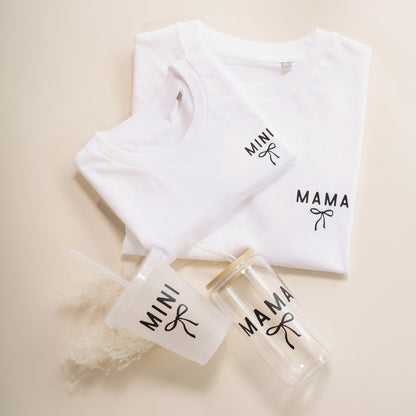 Mama & Mini Set mit süßem Schleifen-Design – Trinkglas mit Schleife für Mama und Glitzerbecher für Mini