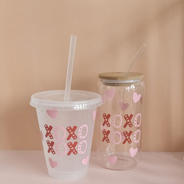 XOXO Geschenkset mit Glitzer Iced Coffee Trinkbecher und kleinem Täschchen für Mama-Alltag und unterwegs