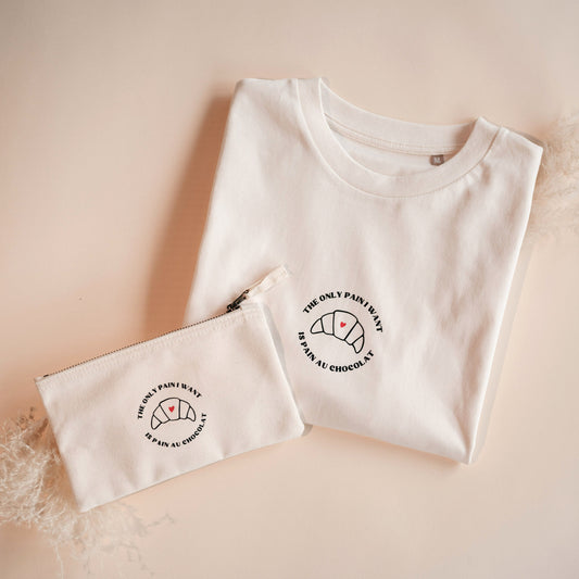 Set mit T-Shirt aus Bio-Baumwolle und Kosmetiktasche – Aufdruck „All the pain I want is pain au chocolat“