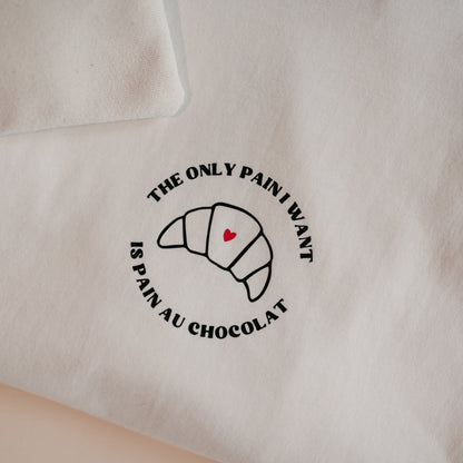Set mit T-Shirt aus Bio-Baumwolle und Kosmetiktasche – Aufdruck „All the pain I want is pain au chocolat“