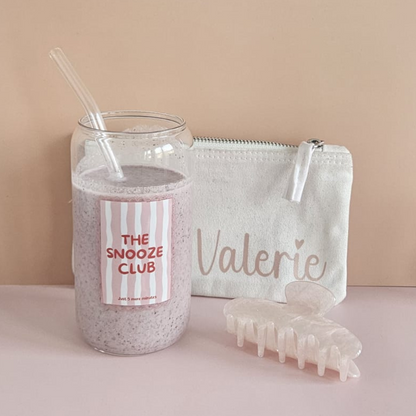 Geschenkset The Snooze Club bestehend aus Trinkglas mit Bambusdeckel und personalisiertem Täschchen mit Namen – personalisiertes Geschenk für Coffee Lover