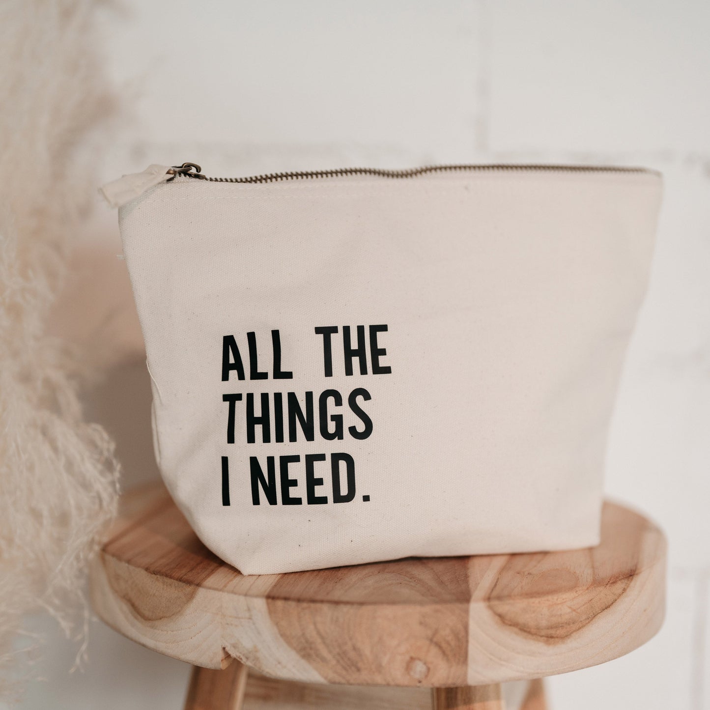 Rosa Kulturtasche mit schwarzem Aufdruck „all the things I need“, aus Bio-Baumwolle