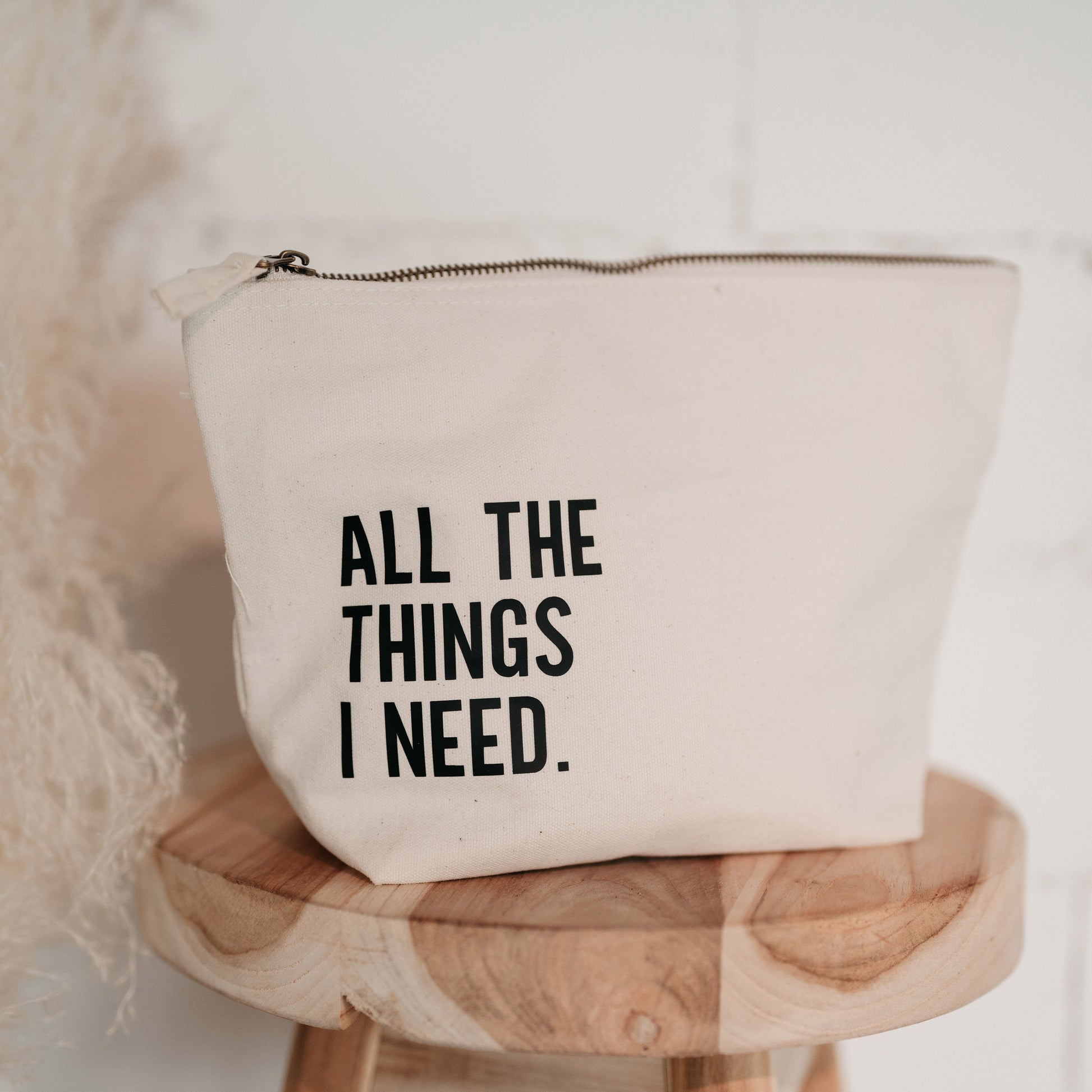 Rosa Kulturtasche mit schwarzem Aufdruck „all the things I need“, aus Bio-Baumwolle