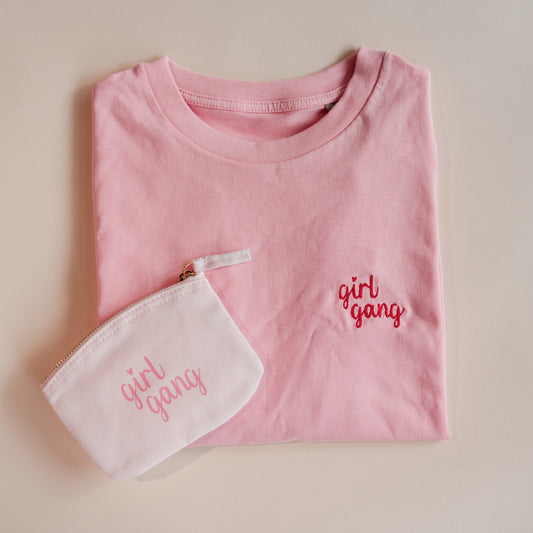 Bio-Baumwoll-T-Shirt mit rotem Girl Gang Aufdruck – stylisch & nachhaltig