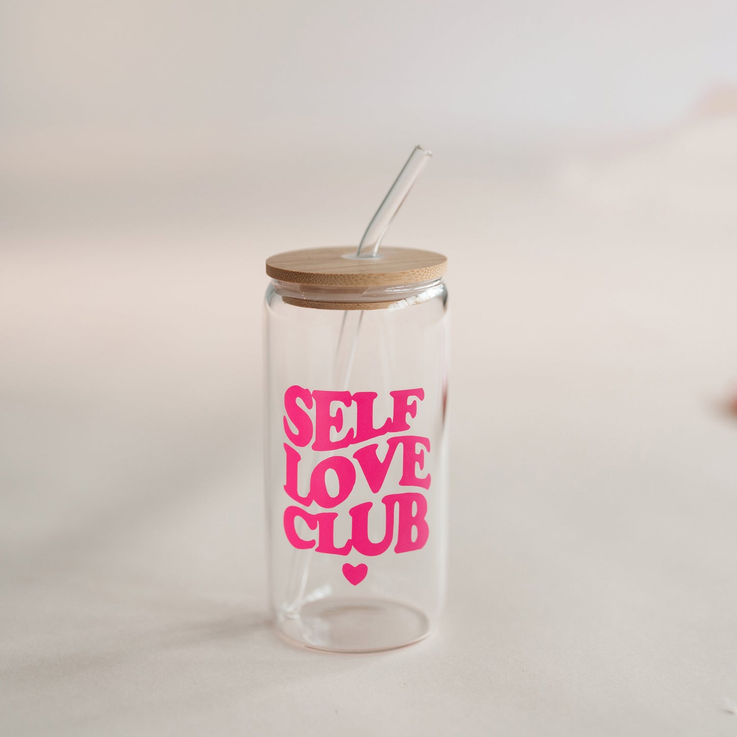 Trinkglas mit Self Love Club Aufdruck und Glasstrohhalm – nachhaltig & inspirierend