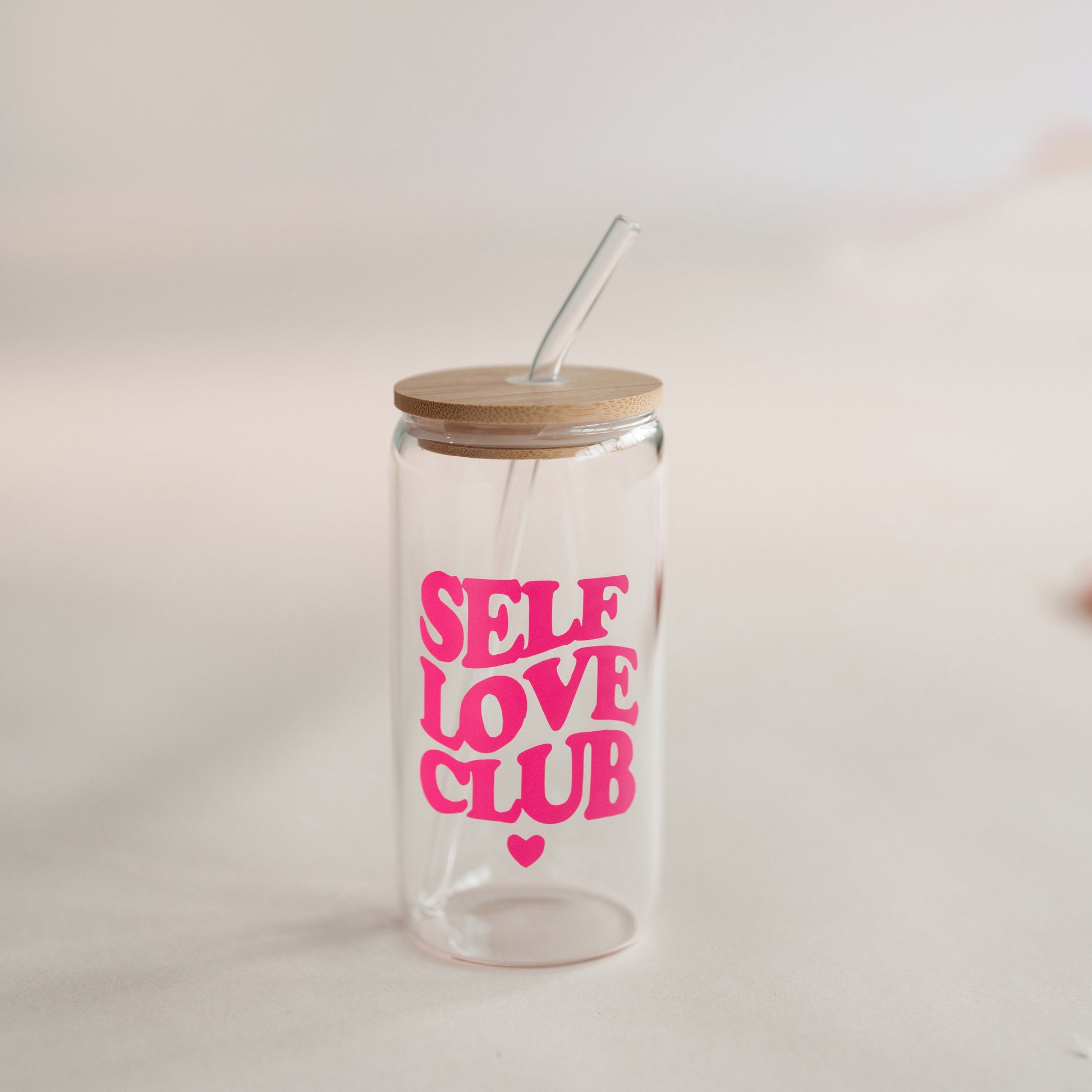 Trinkglas mit Self Love Club Aufdruck und Glasstrohhalm – nachhaltig & inspirierend