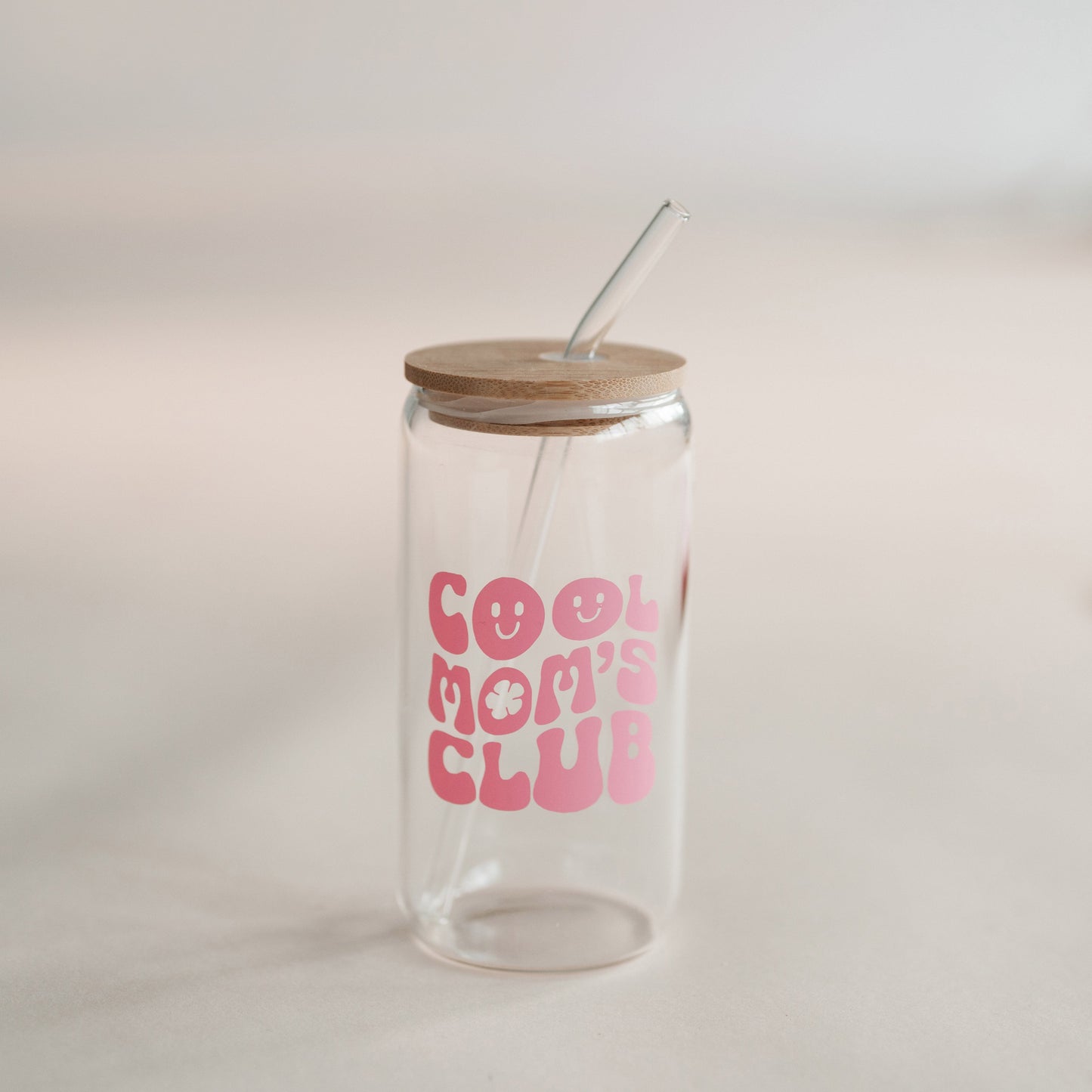 Trinkglas mit Glasstrohhalm und Aufdruck „Cool Moms Club“ – stylisches Glas für Mamas, ideal für Iced Coffee, Smoothies &amp; als nachhaltiges Geschenk.