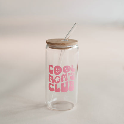 Trinkglas mit Glasstrohhalm und Aufdruck „Cool Moms Club“ – stylisches Glas für Mamas, ideal für Iced Coffee, Smoothies &amp; als nachhaltiges Geschenk.