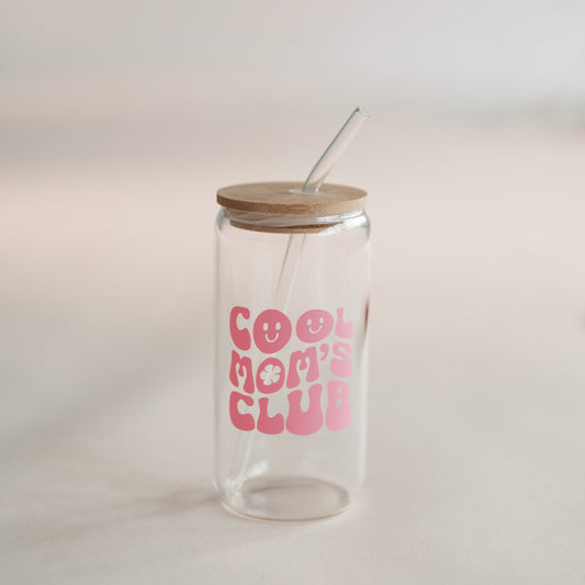 Trinkglas mit Glasstrohhalm und Aufdruck „Cool Moms Club“ – stylisches Glas für Mamas, ideal für Iced Coffee, Smoothies &amp; als nachhaltiges Geschenk.