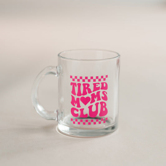 Glastasse mit schwarzem Aufdruck „Tired Moms Club“ – perfekte Geschenkidee für frischgebackene Mamas, ideal für Kaffee, Tee & Geschenkboxen zur Geburt
