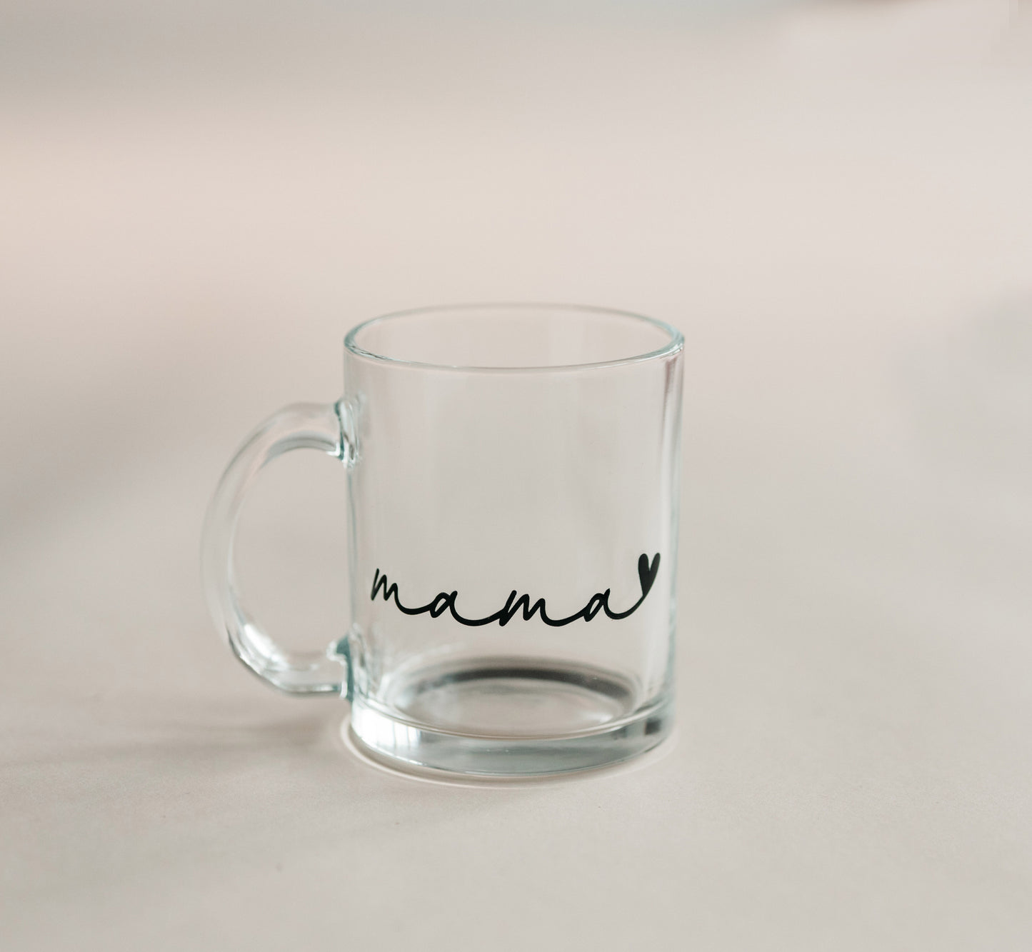 Glastasse mit eleganter Mama-Aufschrift – ideal als Geschenk zum Muttertag oder Geburtstag. Robustes Glas, stilvolles Design & liebevoller Alltagsbegleiter für jede Mama.