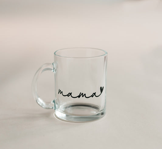 Glastasse mit eleganter Mama-Aufschrift – ideal als Geschenk zum Muttertag oder Geburtstag. Robustes Glas, stilvolles Design & liebevoller Alltagsbegleiter für jede Mama.