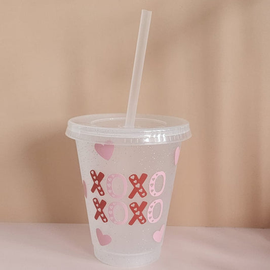 XOXO Iced Coffee Trinkbecher aus BPA-freiem Kunststoff mit Glitzer und Strohhalm für kalte Kaffeegetränke