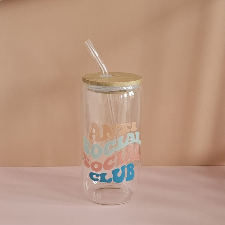 Anti Social Social Club Trinkglas aus Borosilikatglas, UV‑DTF bedruckt, 500 ml, perfekt für Iced Coffee, Tee oder Smoothies.
