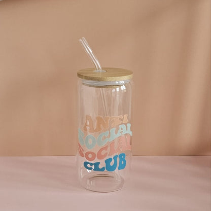 Anti Social Social Club Trinkglas aus Borosilikatglas, UV‑DTF bedruckt, 500 ml, perfekt für Iced Coffee, Tee oder Smoothies.