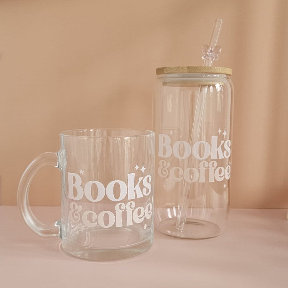 Books and Coffee Glastasse aus Glas, UV‑DTF bedruckt, 500 ml, perfekt für Kaffee, Tee oder heiße Schokolade während des Lesens.