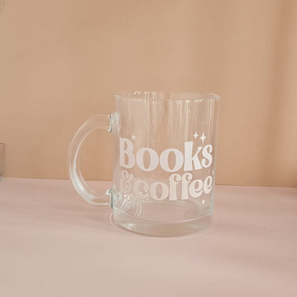 Books and Coffee Glastasse aus Glas, UV‑DTF bedruckt, 300 ml, perfekt für Kaffee, Tee oder heiße Schokolade während des Lesens.