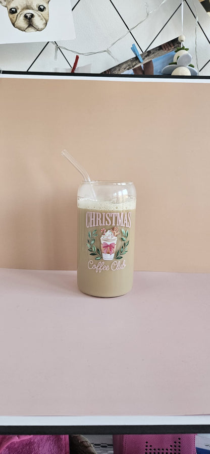 Trinkglas „Christmas Coffee Club“ – festliches Weihnachtsglas für Iced Coffee, Kakao oder Tee. 500 ml, UV-DTF-Druck, inklusive Bambusdeckel & Strohhalm. Perfektes Christmas-Geschenk. Jetzt entdecken!