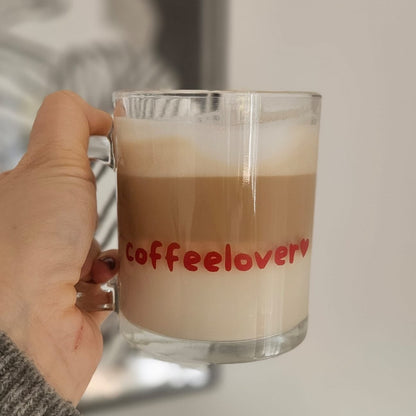 Glastasse mit rotem Aufdruck „Coffeelover“ – für Kaffee-Fans und stylische Kaffeepausen