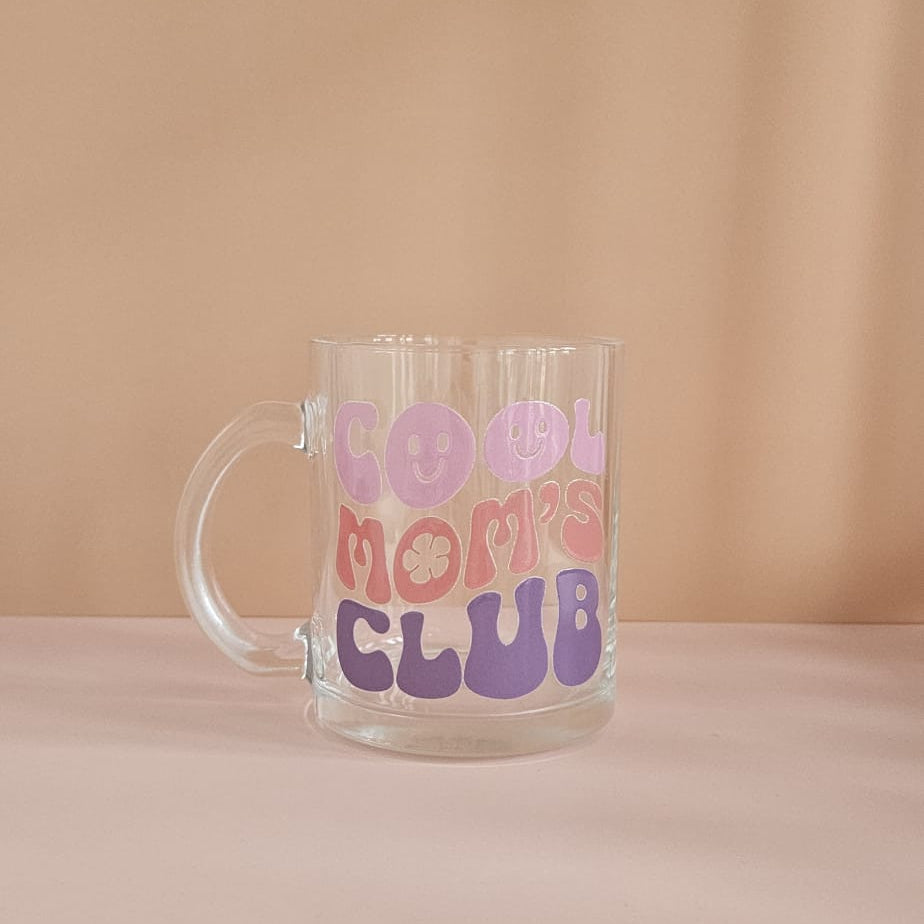 Cool Moms Club Glastasse aus Glas, UV‑DTF bedruckt, 300 ml, perfekt für Kaffee, Tee oder heiße Schokolade.