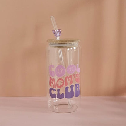 Cool Moms Club Trinkglas aus Borosilikatglas, UV‑DTF bedruckt, 500 ml, perfekt für Kaffee, Tee oder Smoothies.