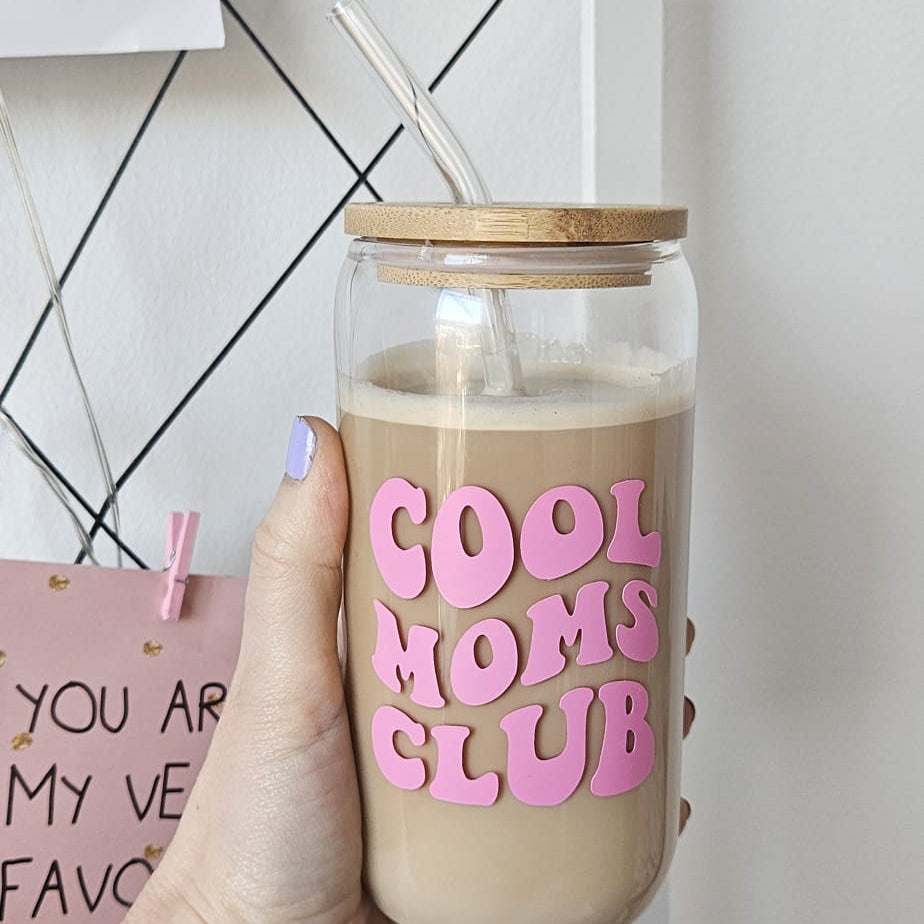 Cool Moms Club Iced Coffee Glas mit pinkem Schriftzug, Bambusdeckel und Glasstrohhalm – stylisches Trinkglas für Iced Coffee, Matcha oder Eistee.