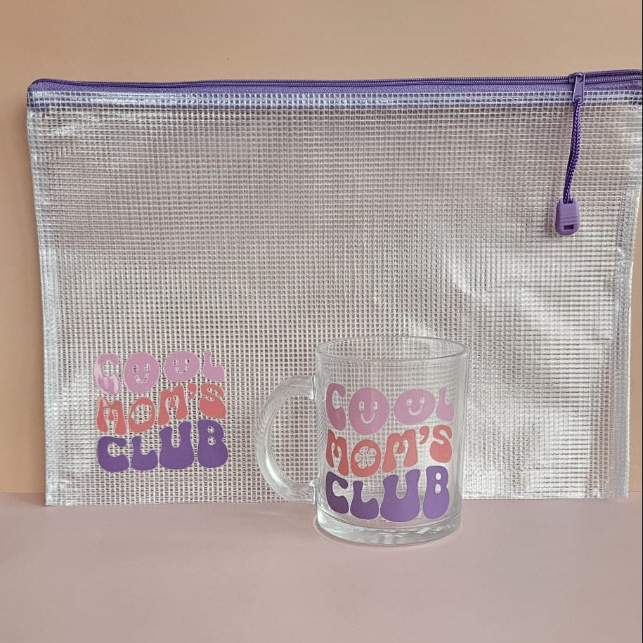 Set mit Glastasse und Mesh Tasche im Cool Moms Club Design – Geschenkidee für Mamas oder werdende Mütter